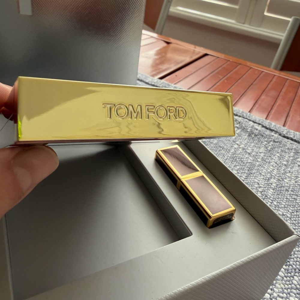 Tom Ford Lipstick and Eyeshadow Set - Deep Red and Warm Brown - Picture 13 of 16